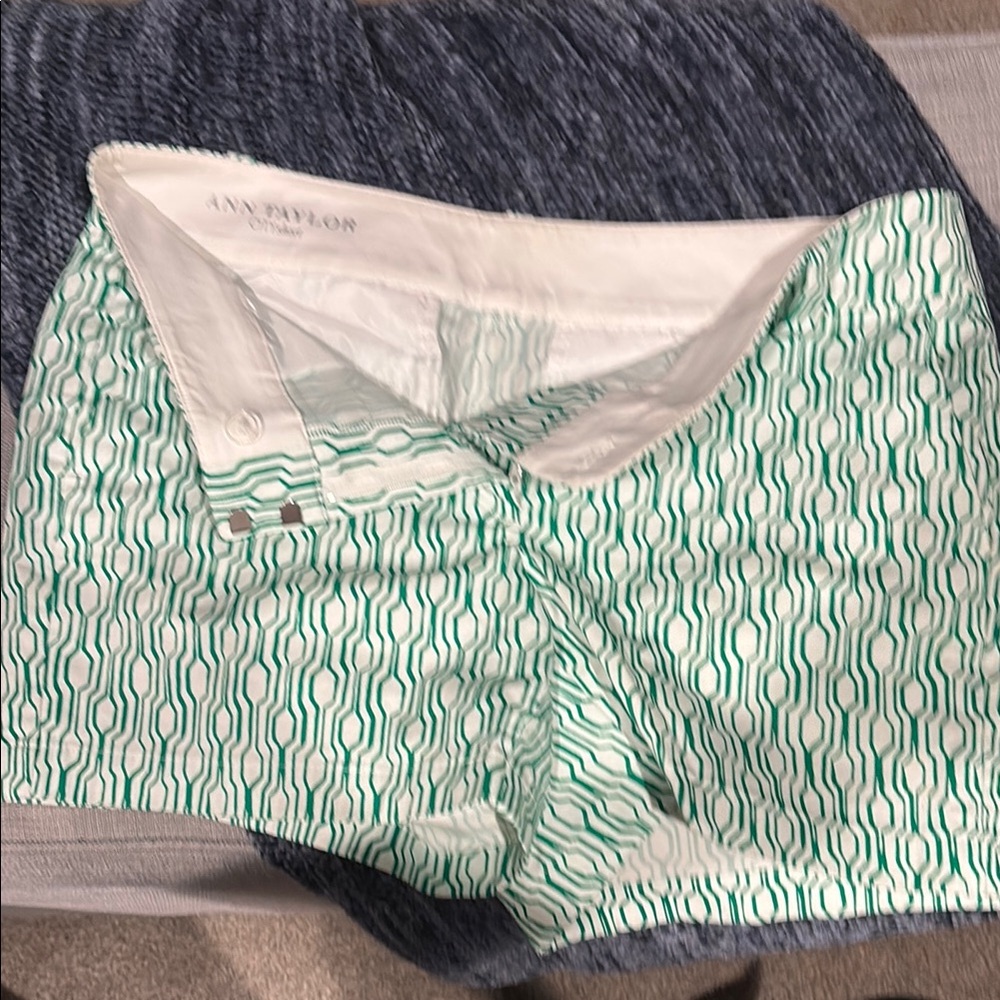 Ann Taylor City Shorts in Green Pattern
